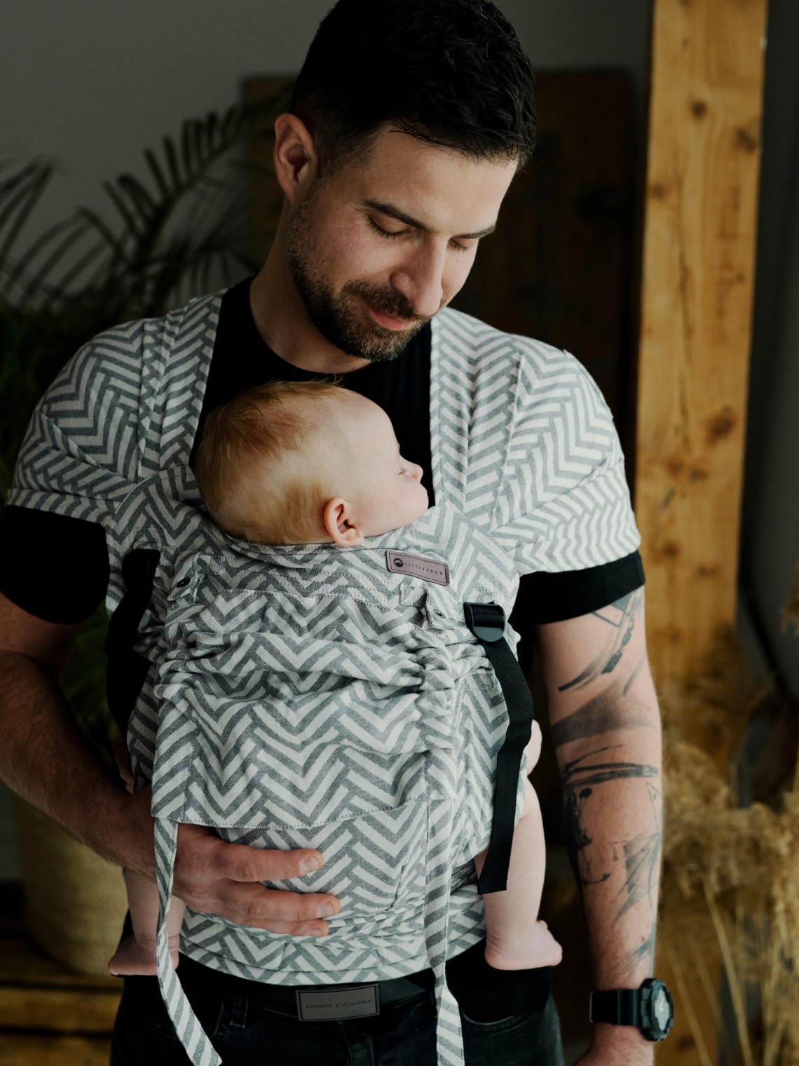 Little Frog Cross Hybrid – ergonomic half buckle baby carrier Little Frog Cross Hybrid – ergonomic half buckle baby carrier