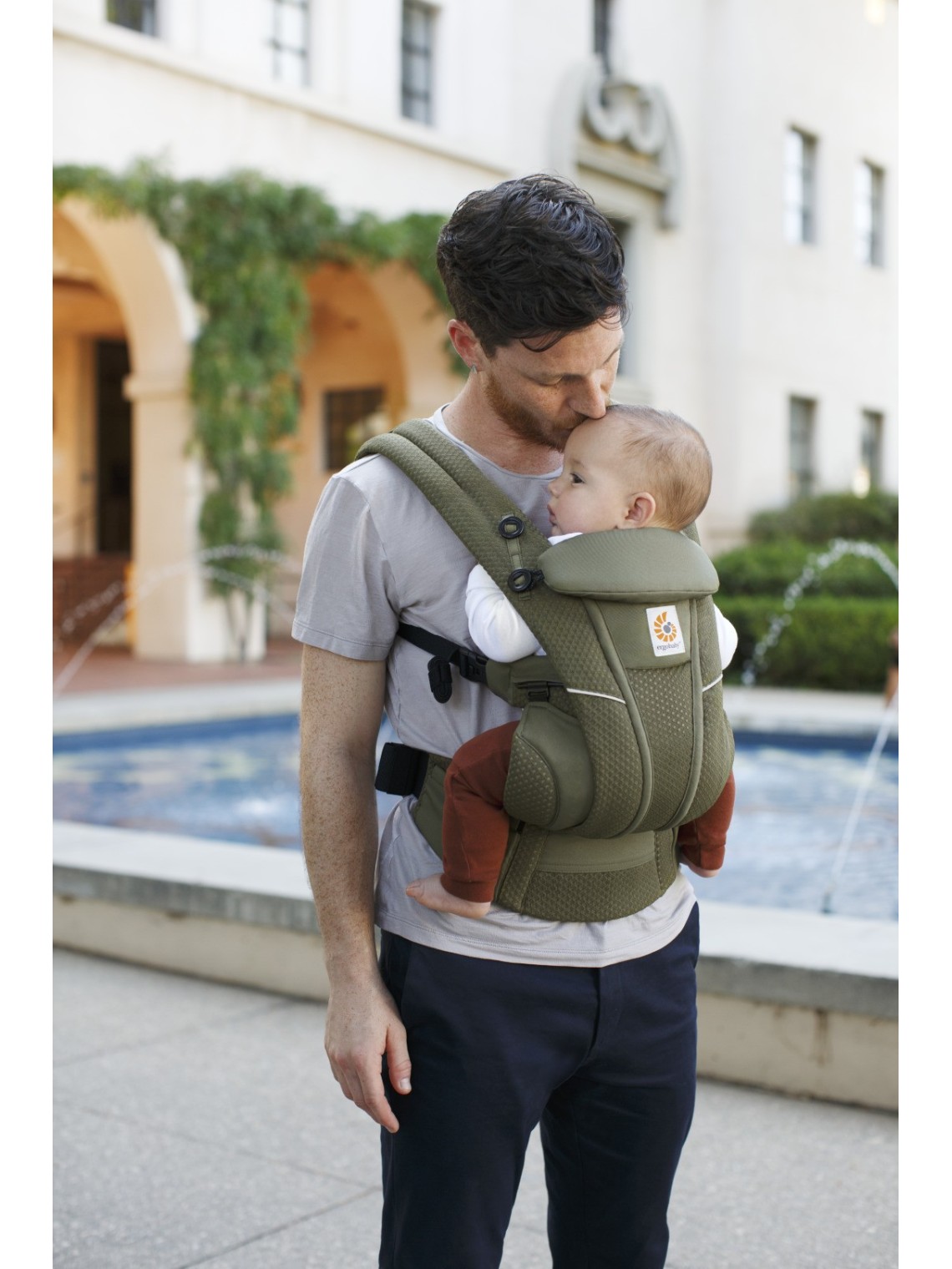 Ergobaby Omni Breeze nešioklė – kvėpuojantis komfortas nuo gimimo