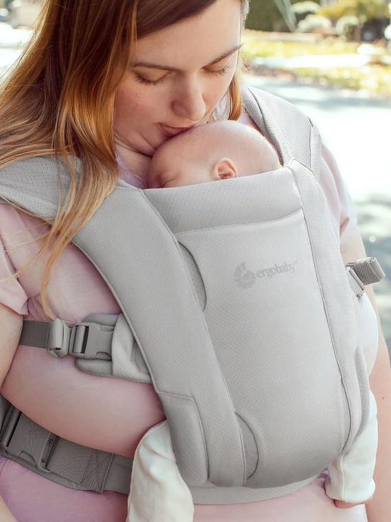 Ergobaby Embrace – švelni ir kompaktiška nešioklė nuo gimimo