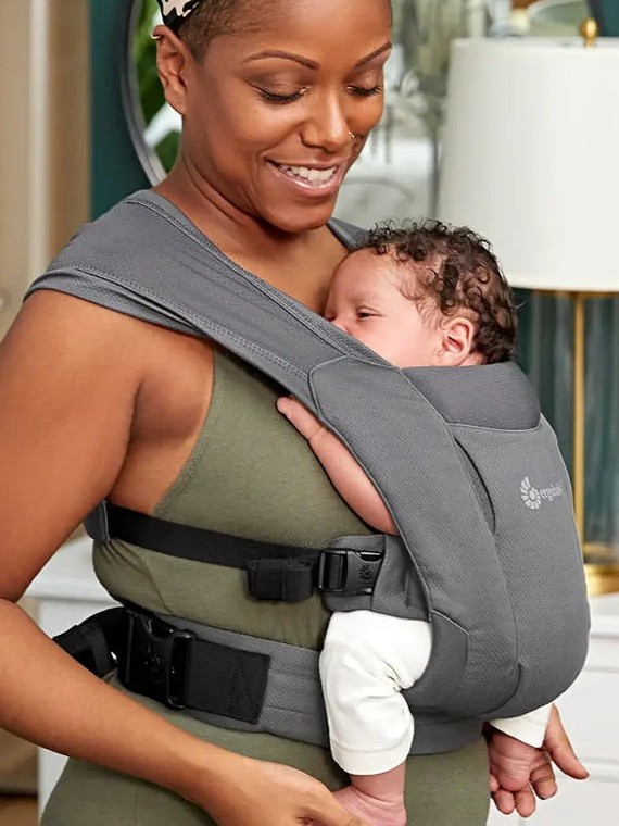 Ergobaby Embrace – švelni ir kompaktiška nešioklė nuo gimimo