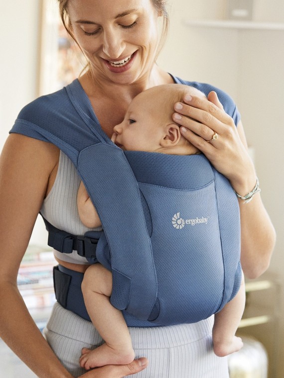Ergobaby Embrace – švelni ir kompaktiška nešioklė nuo gimimo