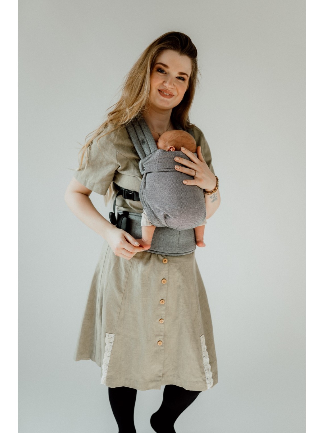 QUSY MINI 2.0 – ypač lengva reguliuojama kūdikių nešioklė