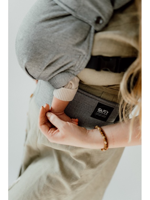 QUSY MINI 2.0 – ypač lengva reguliuojama kūdikių nešioklė