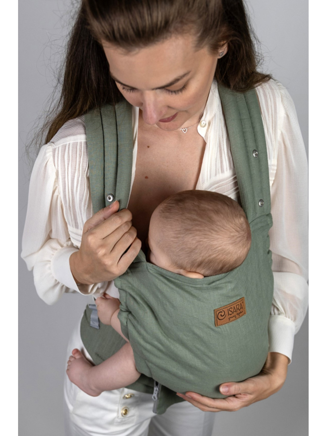 ISARA Elite is a timeless piece for parents who want effortless elegance and technical performance—without compromise.