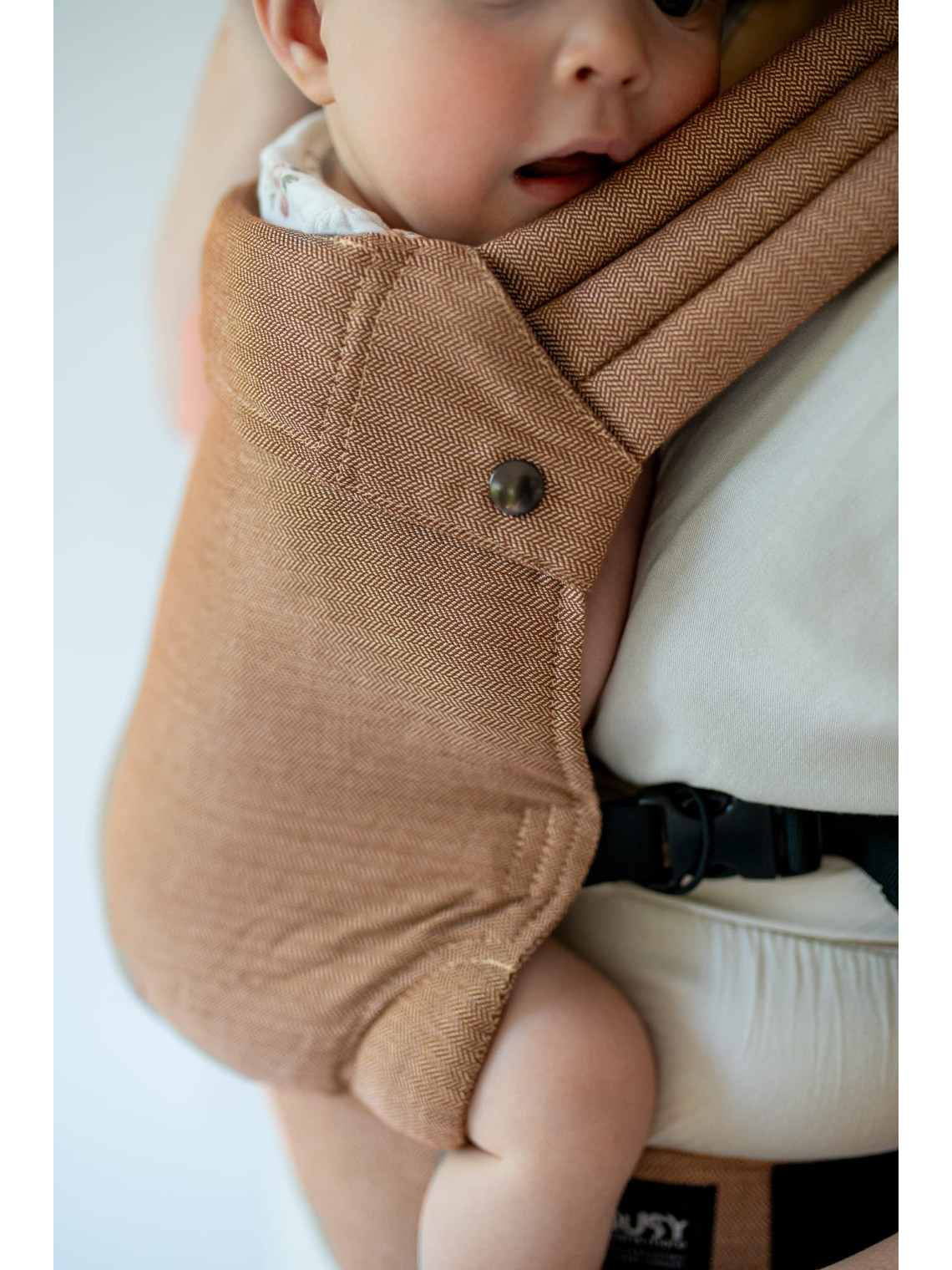 QUSY MINI 2.0 – ypač lengva reguliuojama kūdikių nešioklė