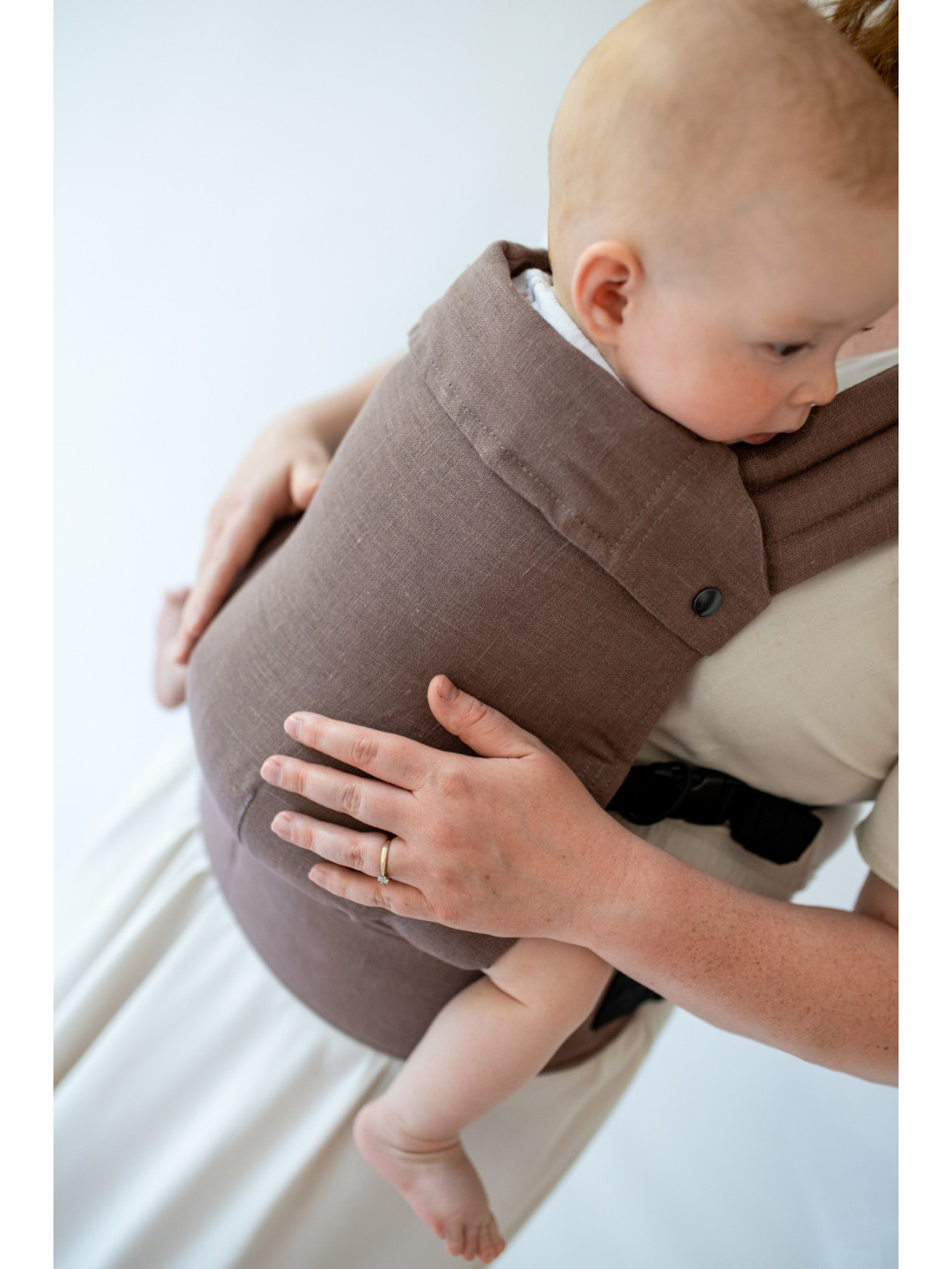 QUSY MINI 2.0 – ypač lengva reguliuojama kūdikių nešioklė