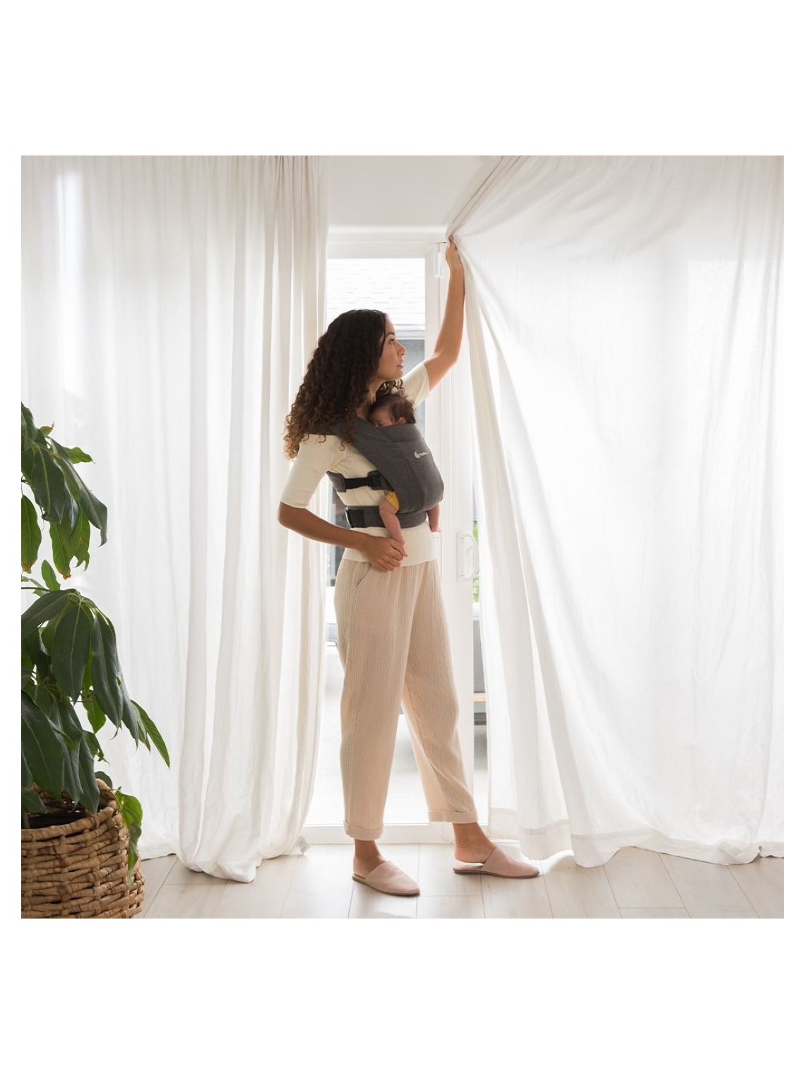 Ergobaby Embrace – soft and compact newborn carrier