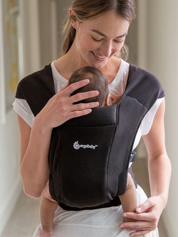 Ergobaby Embrace – švelni ir kompaktiška nešioklė nuo gimimo