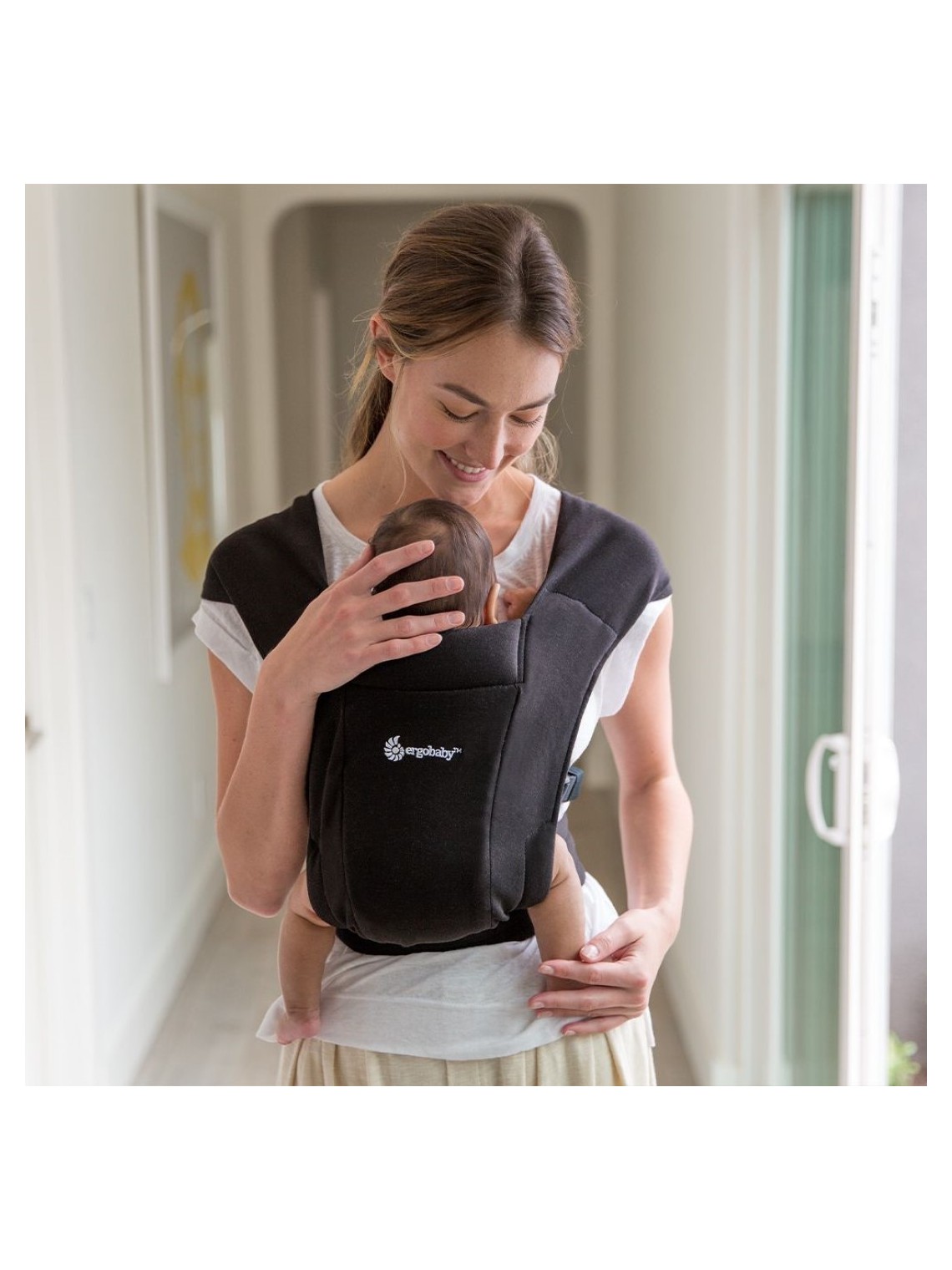 Ergobaby Embrace – švelni ir kompaktiška nešioklė nuo gimimo