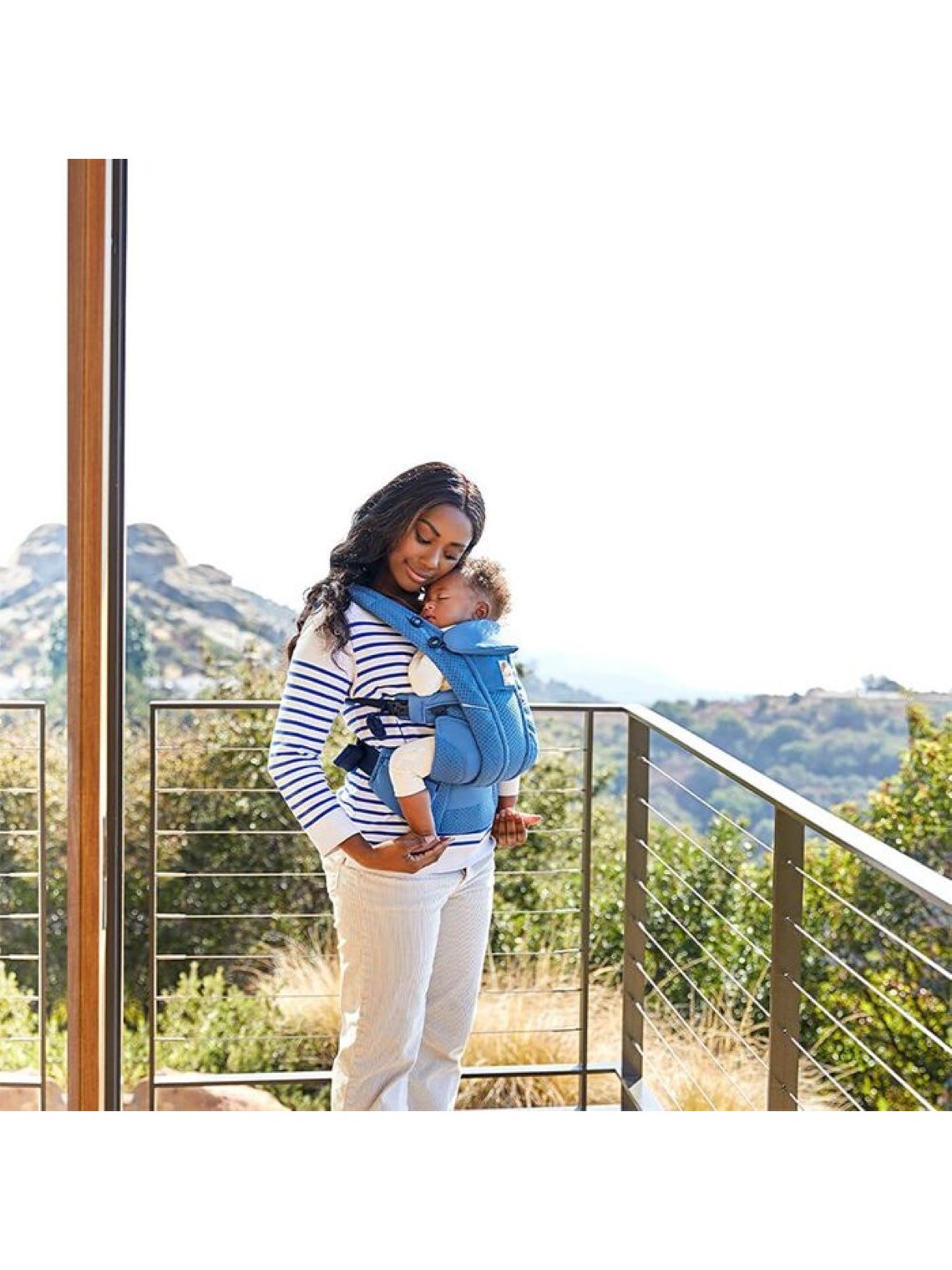 Ergobaby Omni Breeze nešioklė – kvėpuojantis komfortas nuo gimimo