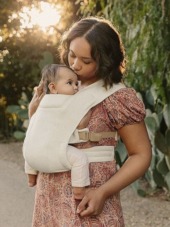 Ergobaby Embrace – soft and compact newborn carrier